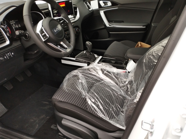 Foto 1 - Ceed 1.5T Spirit+TECHNIK-PAKET+NAVI+JBL+LED*SHZ+ digitales Cockpit Soundsystem JBL LED, (hw2) deluxe white m (weiss)