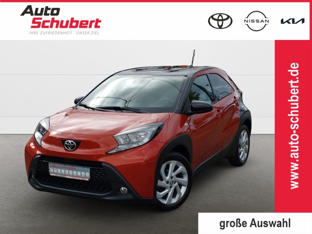 Foto 1 - Aygo X Pulse 1.0 5-GANG-SCHALTGETRIE+Komfort-Paket+Allwetter, chili red (3u4)/ black mica (209) (rot)