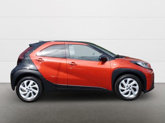 Foto 1 - Aygo X Pulse 1.0 5-GANG-SCHALTGETRIE+Komfort-Paket+Allwetter, chili red (3u4)/ black mica (209) (rot)