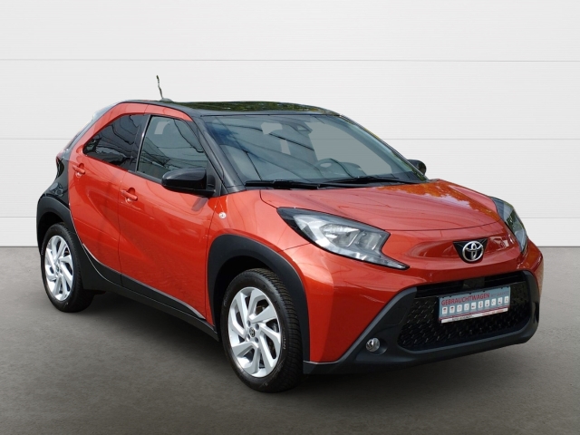 Foto 1 - Aygo X Pulse 1.0 5-GANG-SCHALTGETRIE+Komfort-Paket+Allwetter, chili red (3u4)/ black mica (209) (rot)