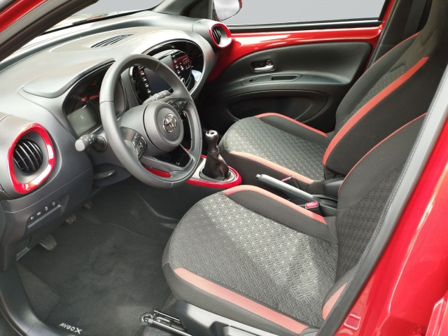 Foto 1 - Aygo X Pulse 1.0 5-GANG-SCHALTGETRIE+Komfort-Paket+Allwetter, chili red (3u4)/ black mica (209) (rot)