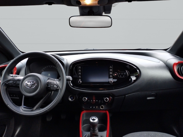 Foto 1 - Aygo X Pulse 1.0 5-GANG-SCHALTGETRIE+Komfort-Paket+Allwetter, chili red (3u4)/ black mica (209) (rot)