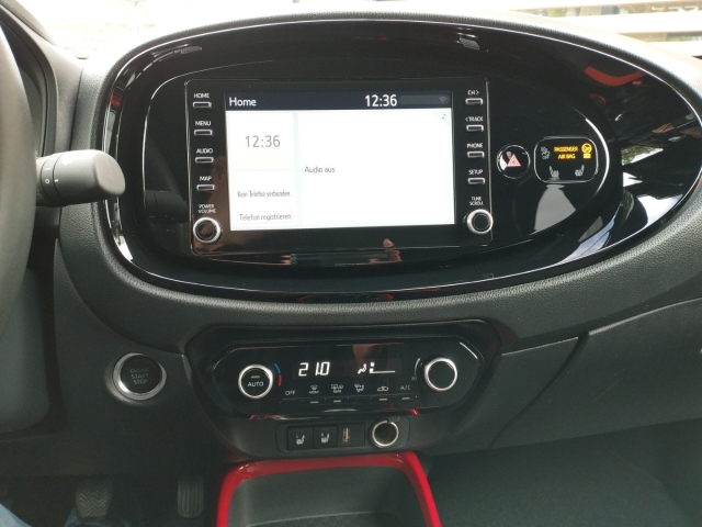 Foto 1 - Aygo X Pulse 1.0 5-GANG-SCHALTGETRIE+Komfort-Paket+Allwetter, chili red (3u4)/ black mica (209) (rot)