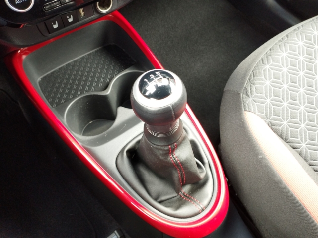 Foto 1 - Aygo X Pulse 1.0 5-GANG-SCHALTGETRIE+Komfort-Paket+Allwetter, chili red (3u4)/ black mica (209) (rot)