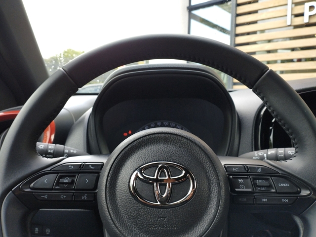 Foto 1 - Aygo X Pulse 1.0 5-GANG-SCHALTGETRIE+Komfort-Paket+Allwetter, chili red (3u4)/ black mica (209) (rot)