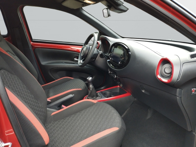 Foto 1 - Aygo X Pulse 1.0 5-GANG-SCHALTGETRIE+Komfort-Paket+Allwetter, chili red (3u4)/ black mica (209) (rot)