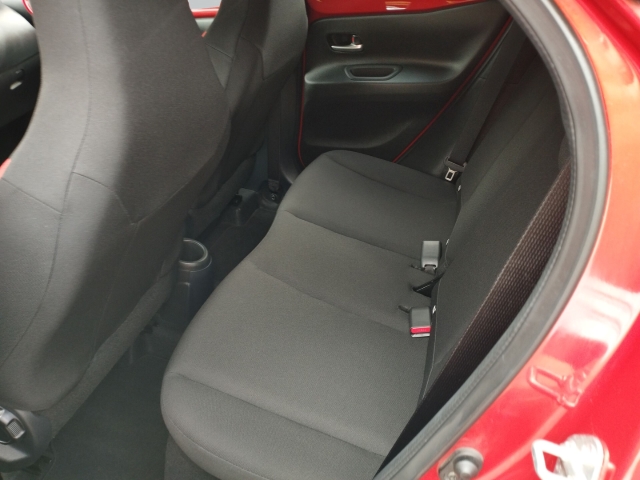 Foto 1 - Aygo X Pulse 1.0 5-GANG-SCHALTGETRIE+Komfort-Paket+Allwetter, chili red (3u4)/ black mica (209) (rot)