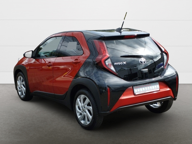 Foto 1 - Aygo X Pulse 1.0 5-GANG-SCHALTGETRIE+Komfort-Paket+Allwetter, chili red (3u4)/ black mica (209) (rot)