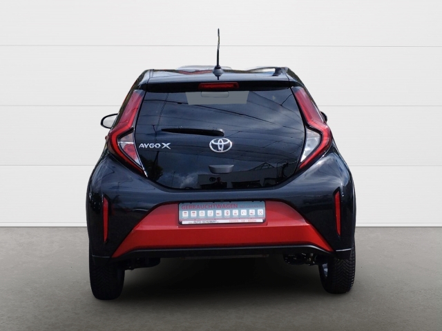 Foto 1 - Aygo X Pulse 1.0 5-GANG-SCHALTGETRIE+Komfort-Paket+Allwetter, chili red (3u4)/ black mica (209) (rot)