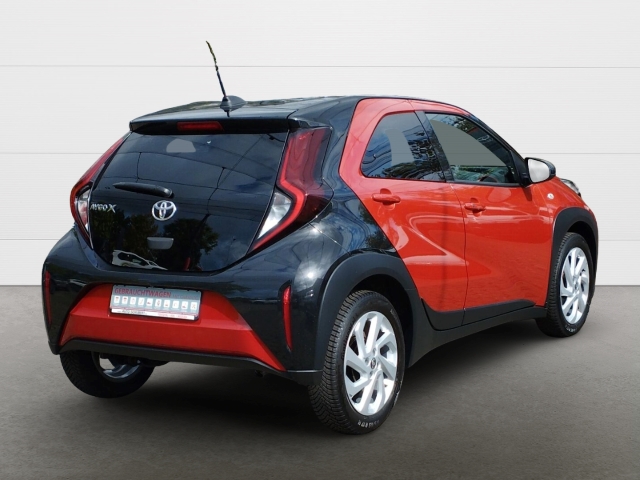 Foto 1 - Aygo X Pulse 1.0 5-GANG-SCHALTGETRIE+Komfort-Paket+Allwetter, chili red (3u4)/ black mica (209) (rot)