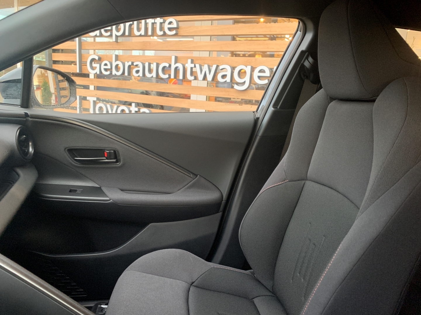 Foto 1 - C-HR Plug-In Teamplayer 2,0l Navi LED ACC El. Heckklappe Apple CarPlay Android Auto, marlingrau metallic