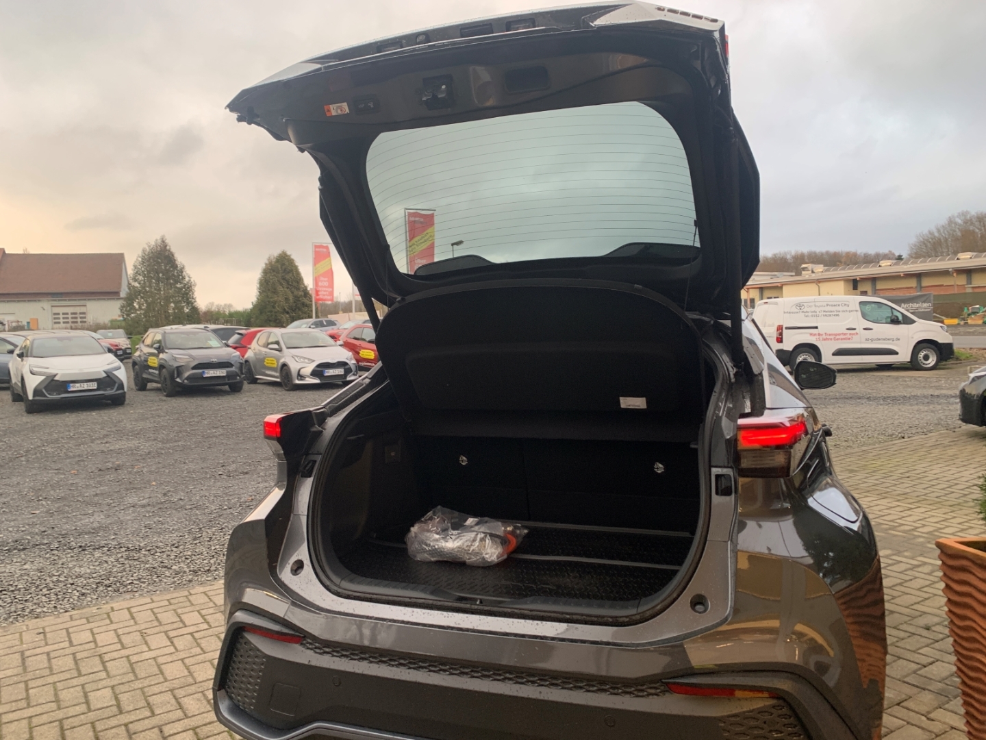 Foto 1 - C-HR Plug-In Teamplayer 2,0l Navi LED ACC El. Heckklappe Apple CarPlay Android Auto, marlingrau metallic