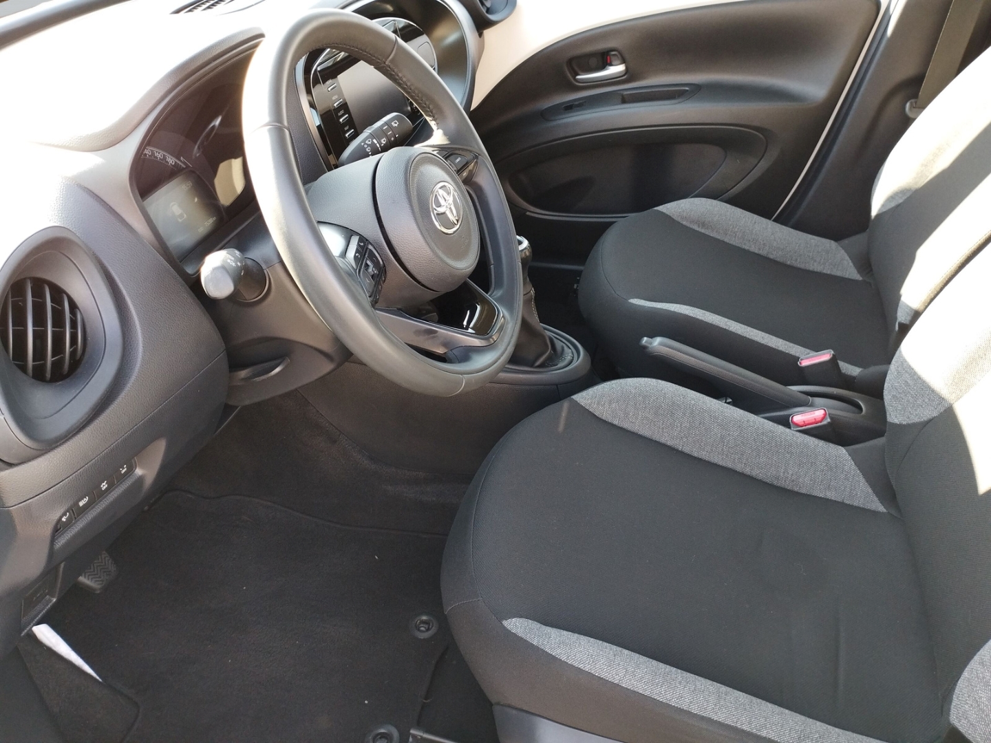 Foto 1 - Aygo X Play 5-TÜRER, 1,0-L-VVT-I, 5-GANG-SCHALTGETRIE, super white 2 (weiss)