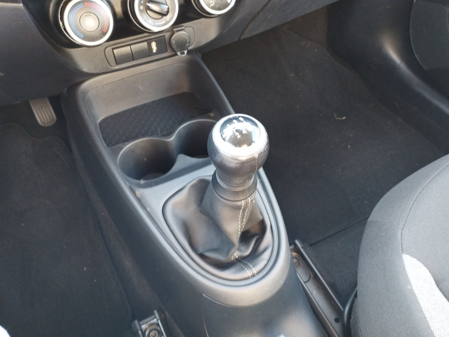 Foto 1 - Aygo X Play 5-TÜRER, 1,0-L-VVT-I, 5-GANG-SCHALTGETRIE, super white 2 (weiss)