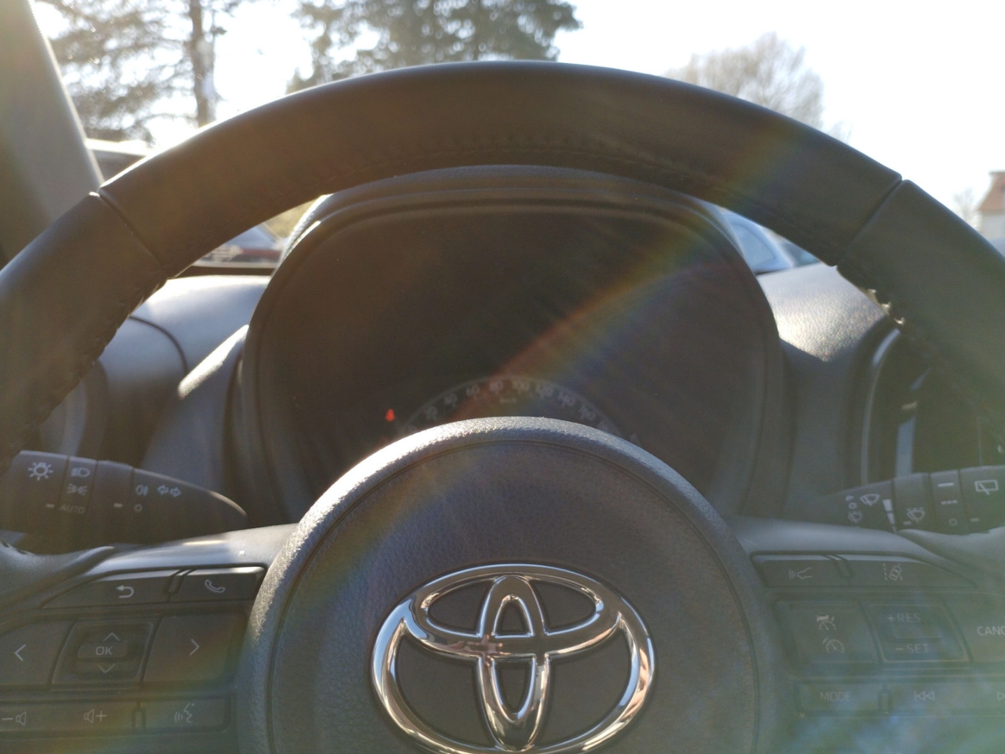 Foto 1 - Aygo X Play 5-TÜRER, 1,0-L-VVT-I, 5-GANG-SCHALTGETRIE, super white 2 (weiss)