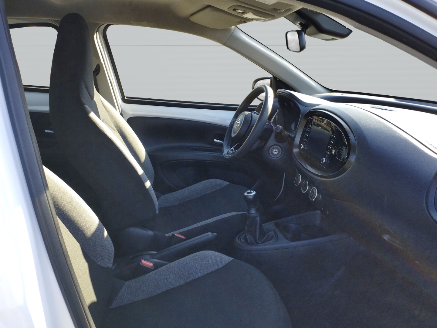 Foto 1 - Aygo X Play 5-TÜRER, 1,0-L-VVT-I, 5-GANG-SCHALTGETRIE, super white 2 (weiss)