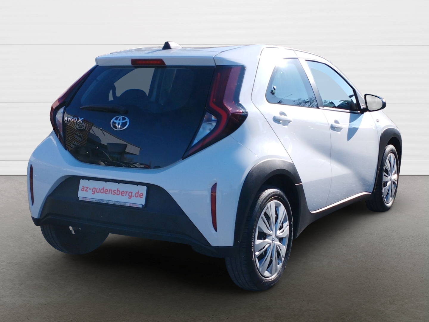 Foto 1 - Aygo X Play 5-TÜRER, 1,0-L-VVT-I, 5-GANG-SCHALTGETRIE, super white 2 (weiss)