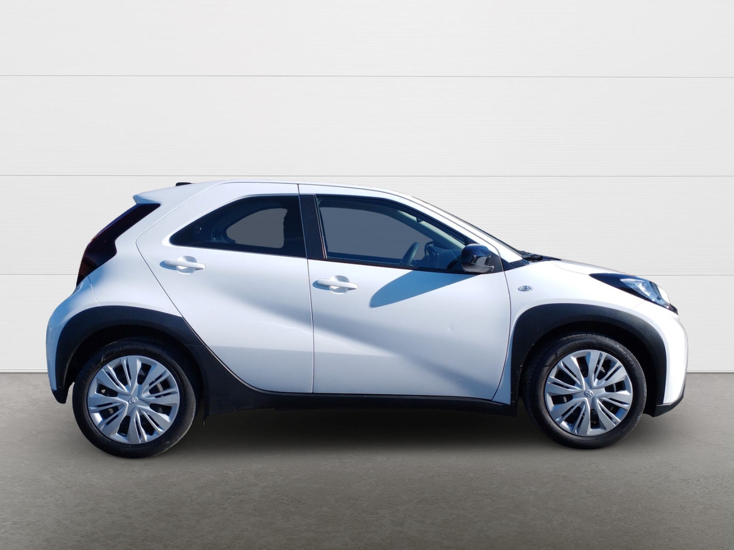 Foto 1 - Aygo X Play 5-TÜRER, 1,0-L-VVT-I, 5-GANG-SCHALTGETRIE, super white 2 (weiss)