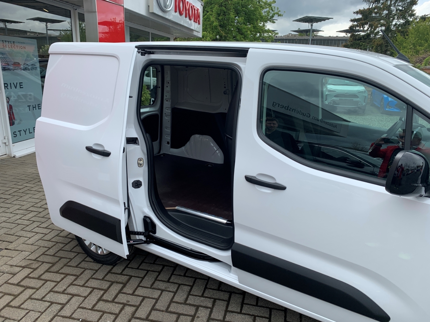 Foto 1 - Proace City L1 Meister 1,5 D-4D Navi Apple CarPlay Android Auto WLAN Musikstreaming, ice white (weiss)