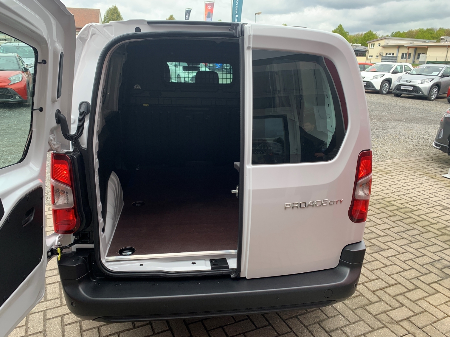 Foto 1 - Proace City L1 Meister 1,5 D-4D Navi Apple CarPlay Android Auto WLAN Musikstreaming, ice white (weiss)